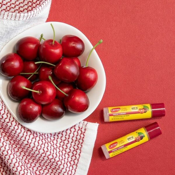 Бальзам для губ у стіку вишня Carmex Moisturizing Lip Balm Cherry SPF 15 4.25 g - Зображення 2