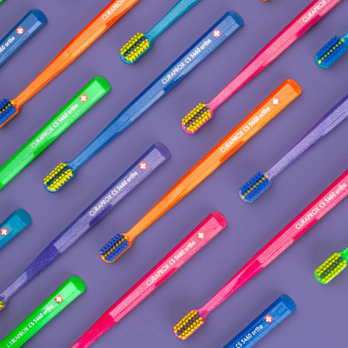 Ортодонтична зубна щітка з заглибленням CURAPROX CS 5460 Ultra Soft Ortho Pink-Green - Зображення 2